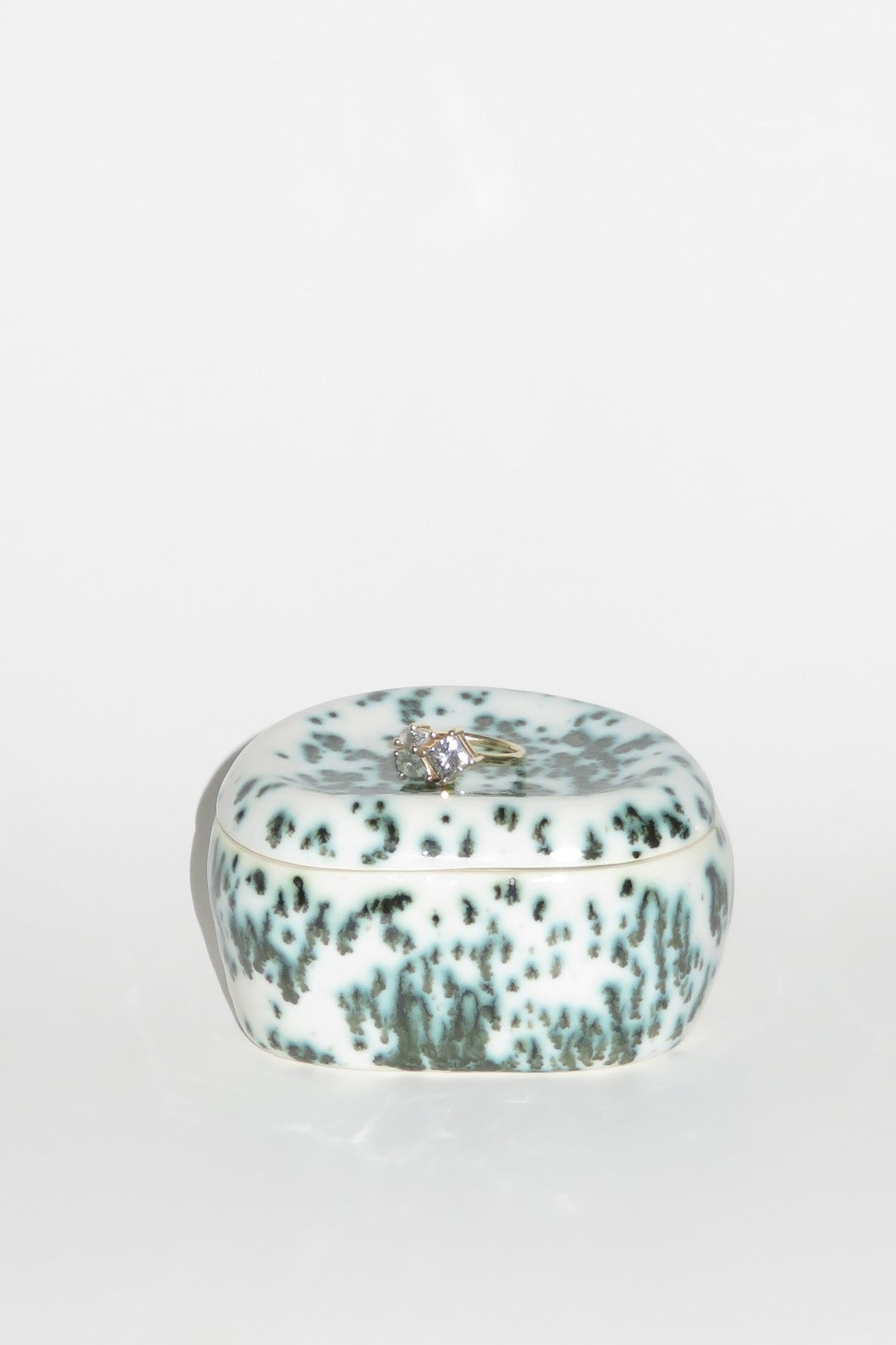 PEBBLE BOX WITH TRAY LID