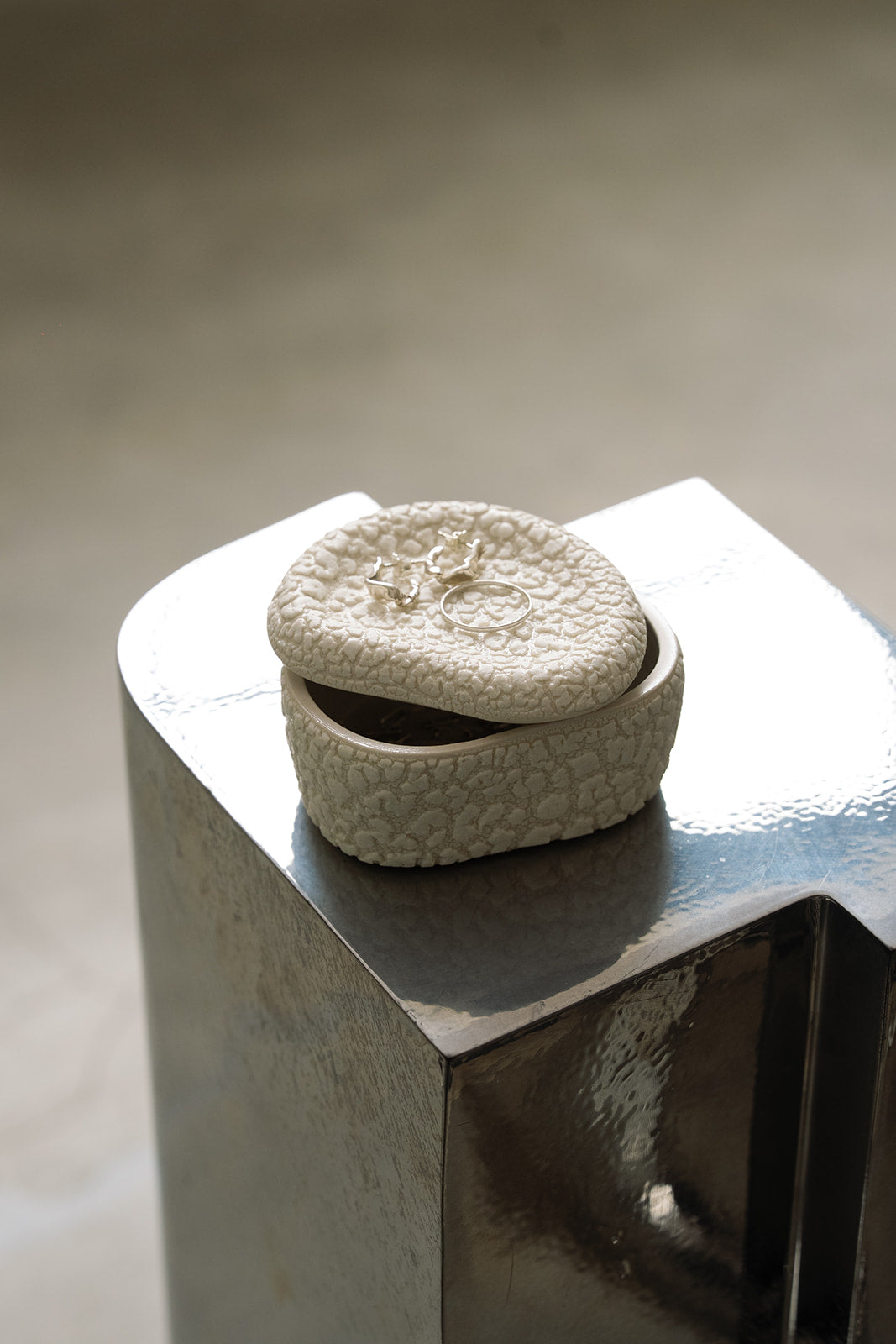 PEBBLE SHAPED BOX WITH TRAY LID