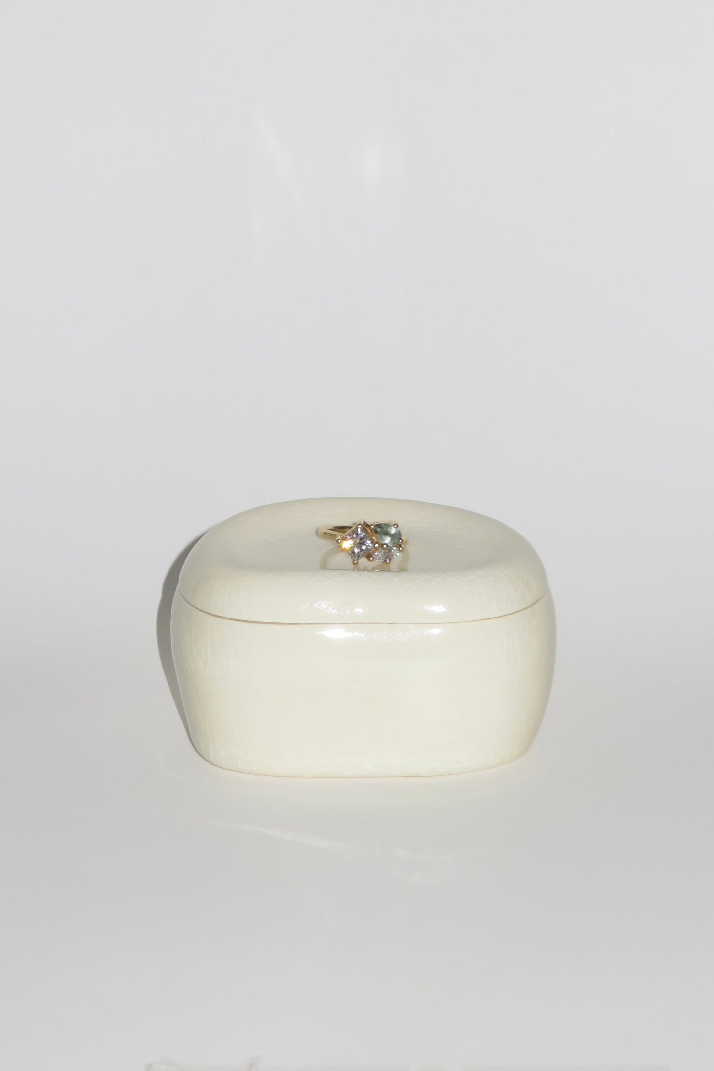PEBBLE BOX WITH TRAY LID