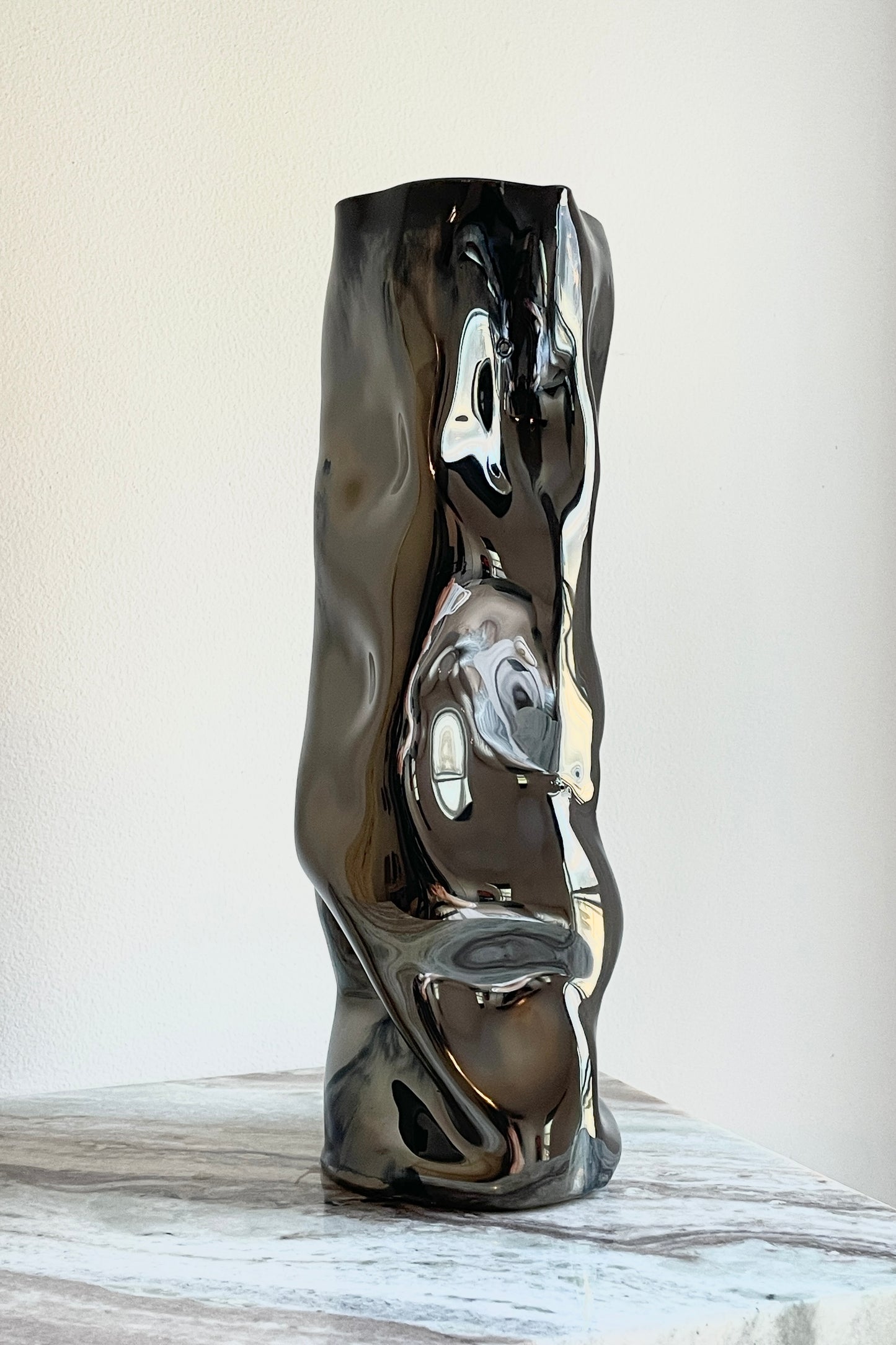 BLACK MIRROR SCULPTURE VASE 3