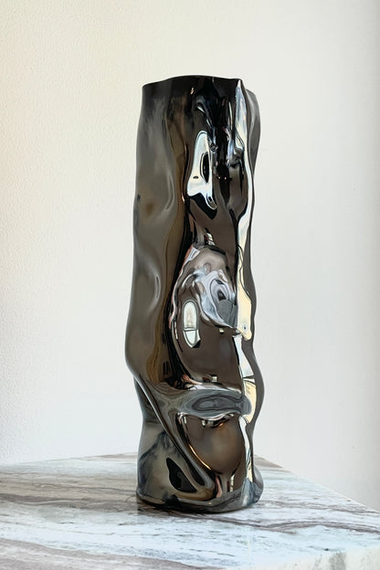 BLACK MIRROR SCULPTURE VASE 3