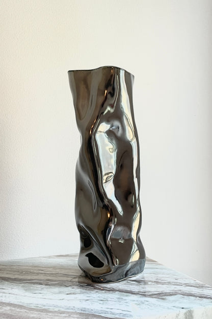 BLACK MIRROR SCULPTURE VASE 2