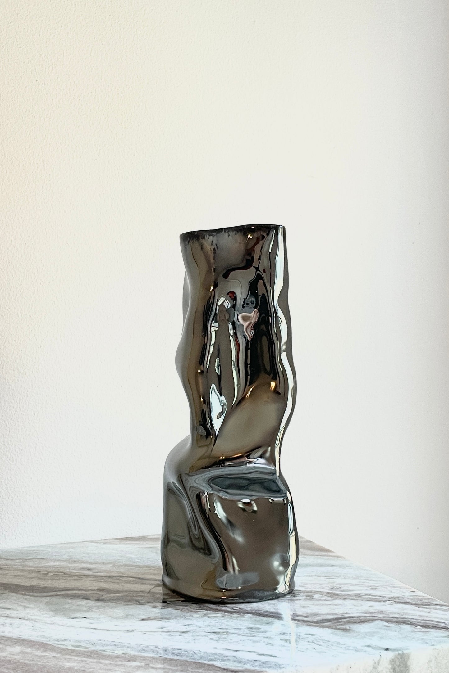 BLACK MIRROR SCULPTURE VASE 1
