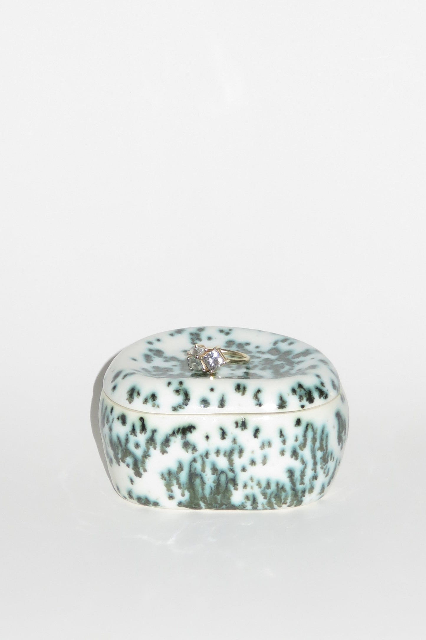 PEBBLE BOX WITH TRAY LID