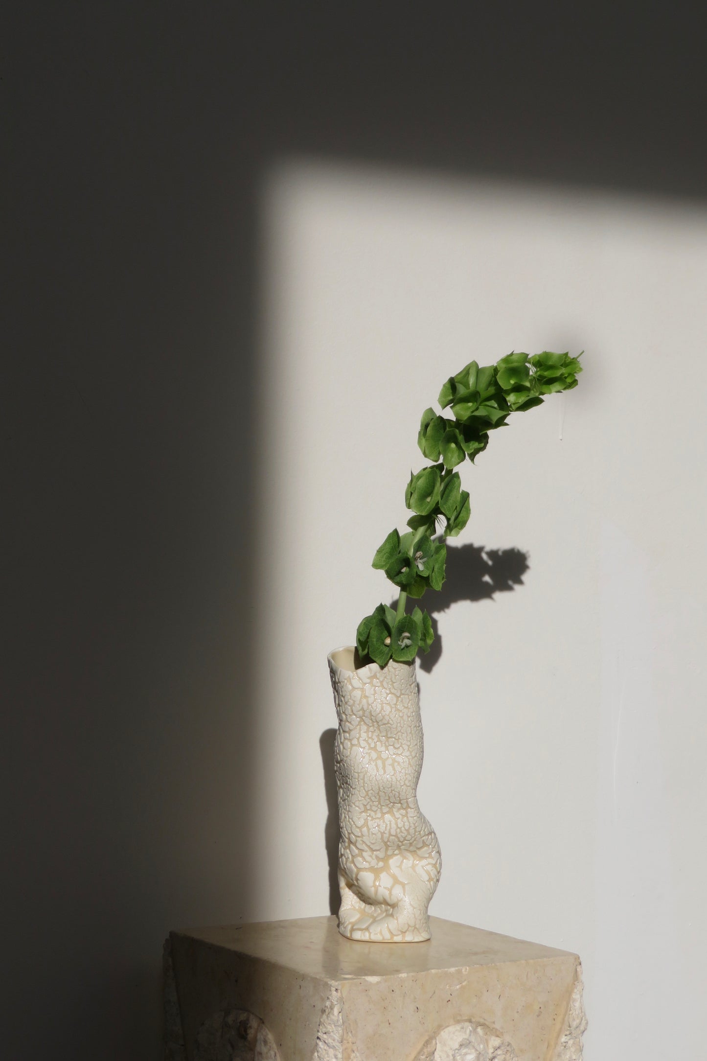 WHITE SNAKE SCULPTURE VASE 1