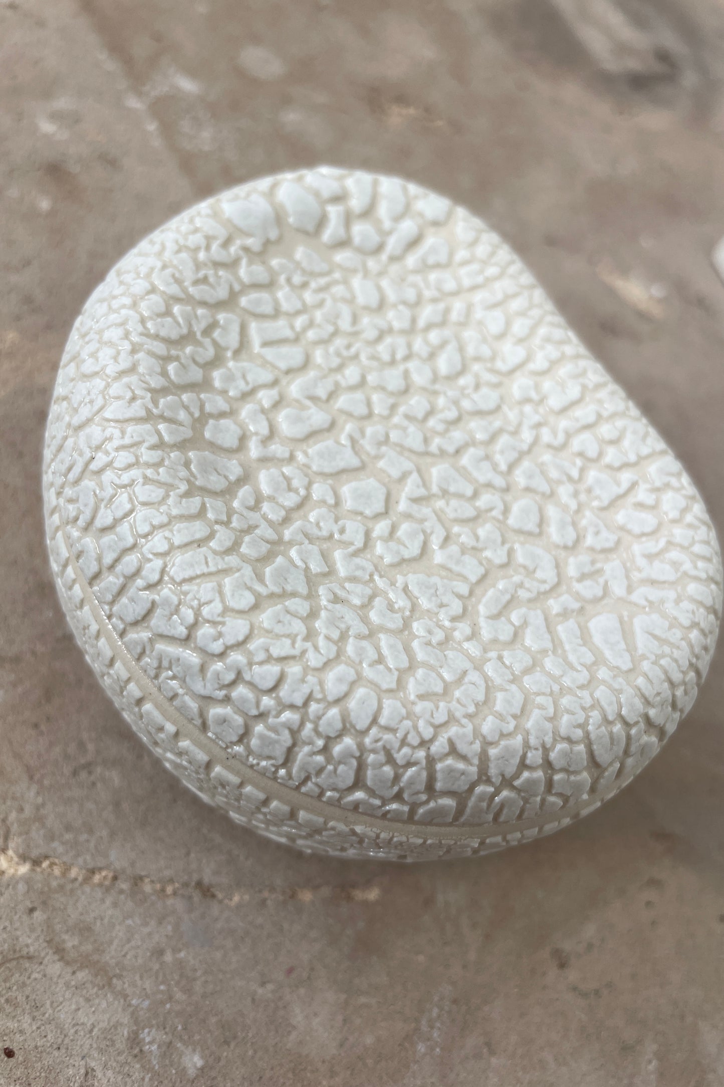 PEBBLE SHAPED BOX WITH TRAY LID