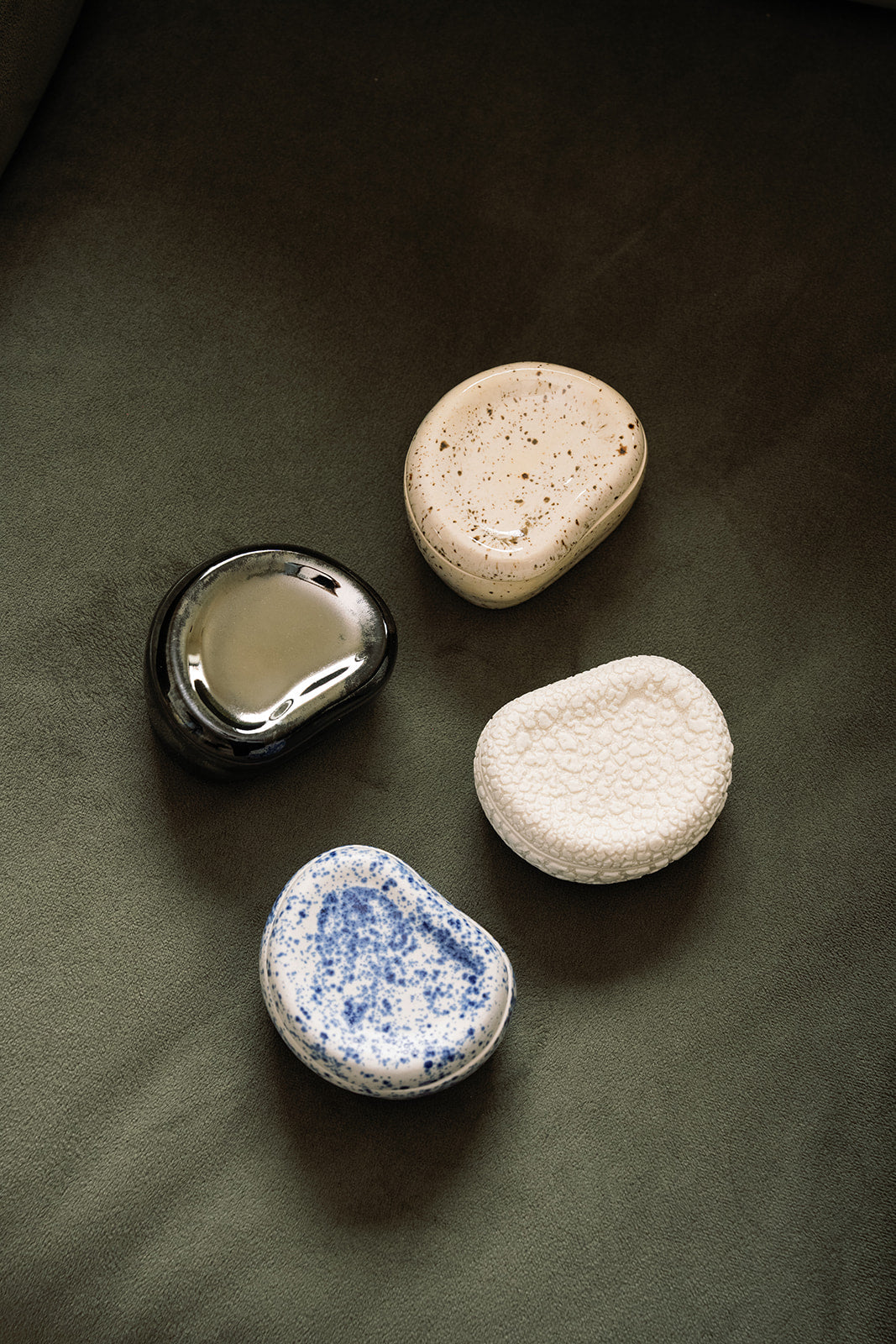 PEBBLE SHAPED BOX WITH TRAY LID