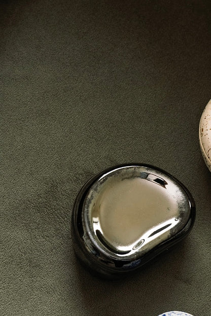 PEBBLE SHAPED BOX WITH TRAY LID