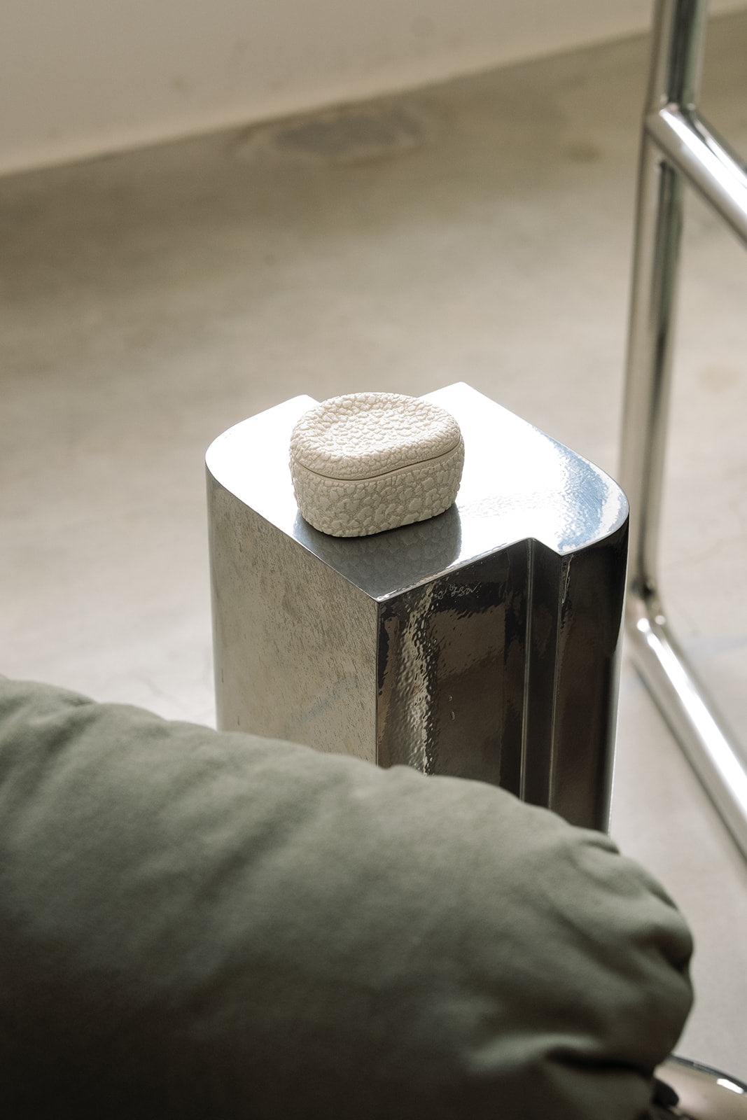 PEBBLE SHAPED BOX WITH TRAY LID