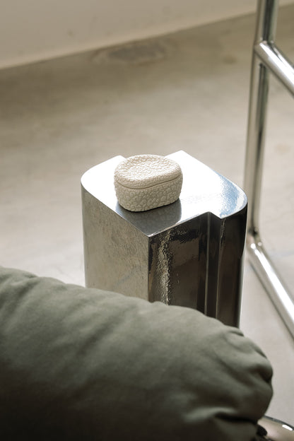 PEBBLE SHAPED BOX WITH TRAY LID