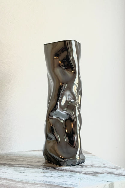 BLACK MIRROR SCULPTURE VASE 2