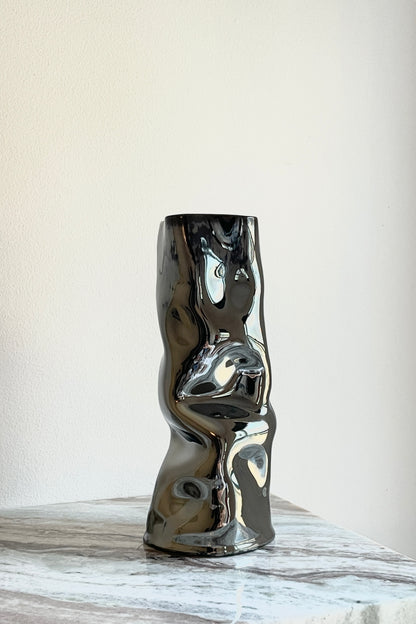 BLACK MIRROR SCULPTURE VASE 1