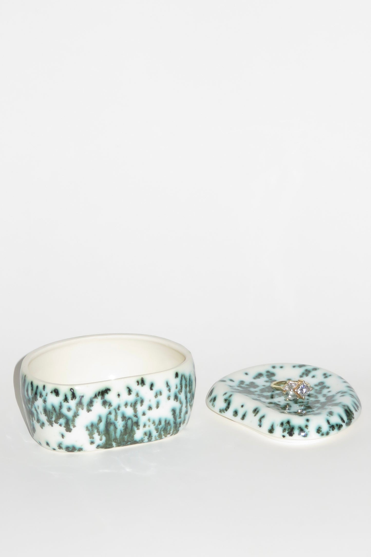 PEBBLE BOX WITH TRAY LID