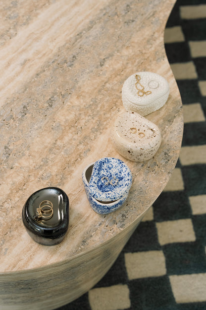 PEBBLE SHAPED BOX WITH TRAY LID