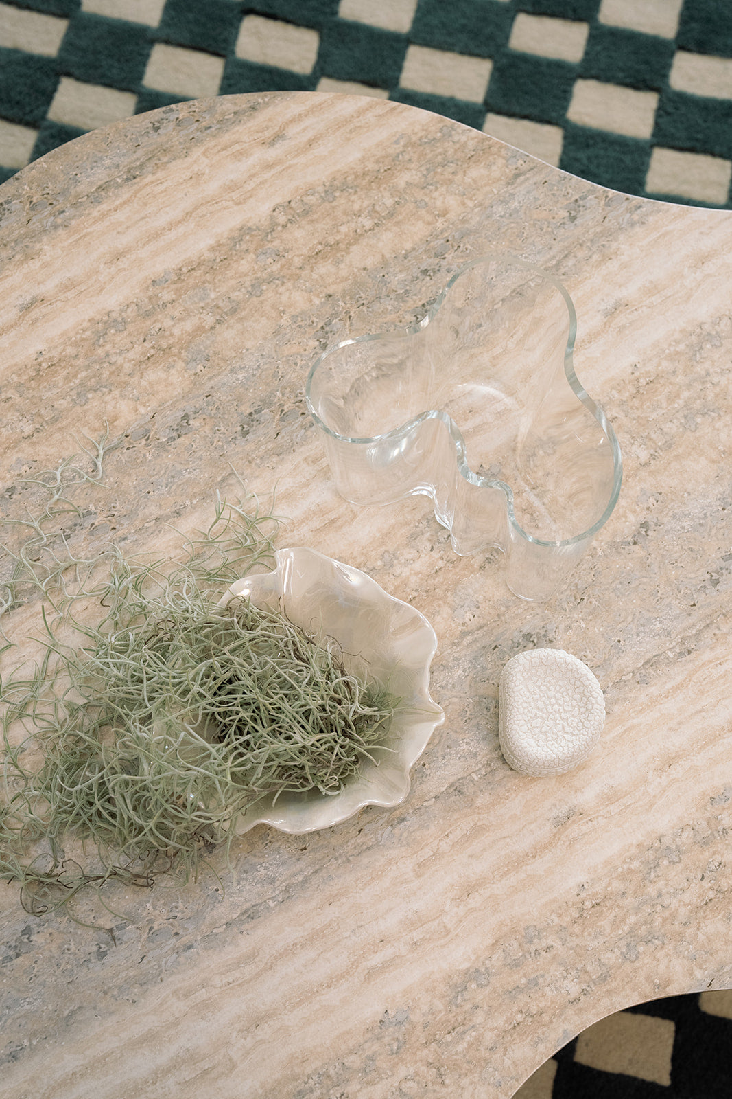 PEBBLE SHAPED BOX WITH TRAY LID