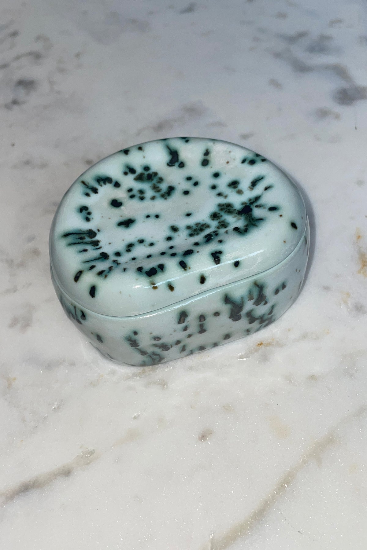 PEBBLE BOX WITH TRAY LID